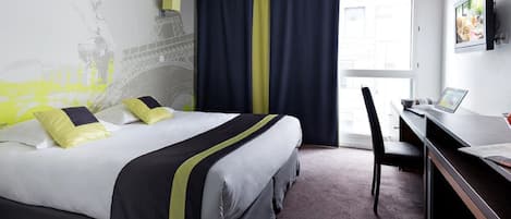 Schreibtisch, Verdunkelungsvorhänge, Bügeleisen/Bügelbrett