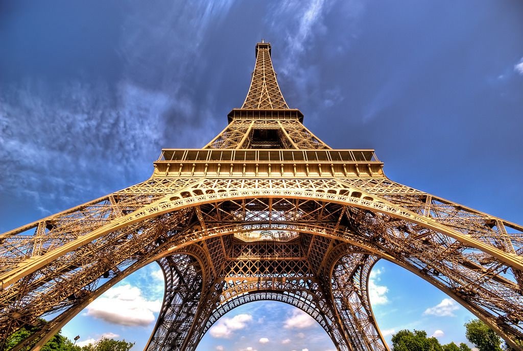 Az Eiffel-torony bonyolult, díszes vasszerkezete.