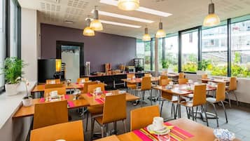 Desayuno continental diario (EUR 12 por persona)