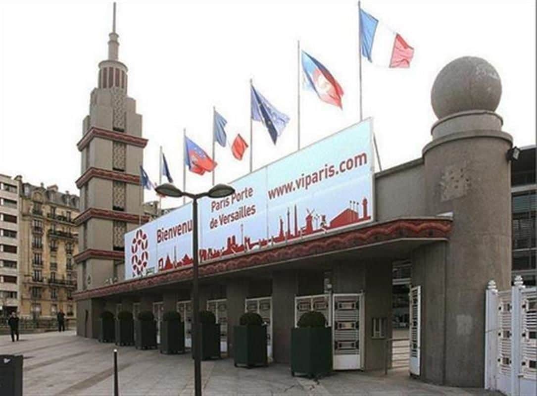 A building with a large sign reading "Bienvenue Paris de Versailles" and "www.viparis.com".