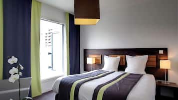 Escritorio, cortinas blackout y tabla de planchar con plancha