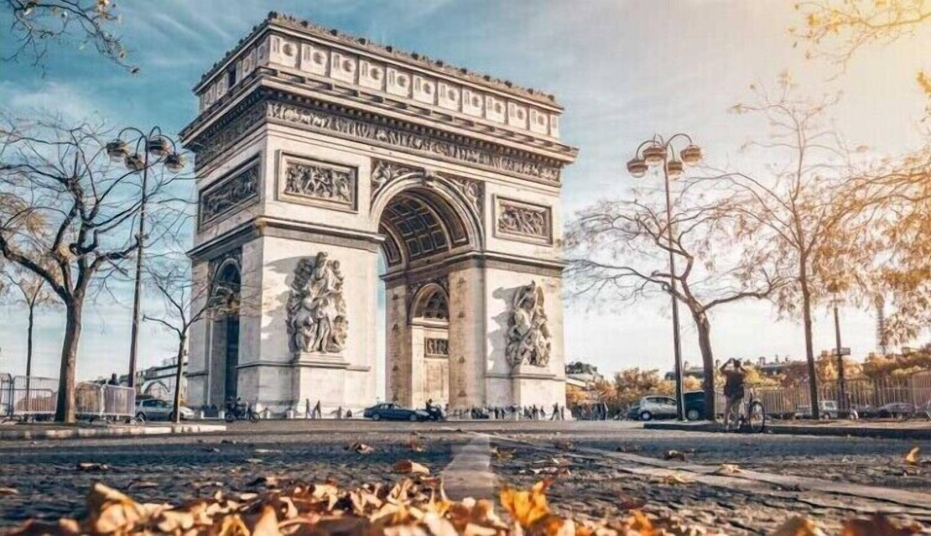 L’Arc de Triomphe de Paris, qui se distingue par son architecture classique et ses sculptures détaillées.
