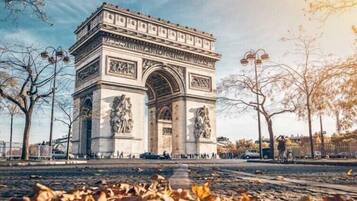 L’Arc de Triomphe de Paris, qui se distingue par son architecture classique et ses sculptures détaillées.