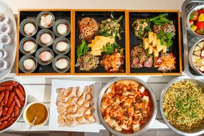 Daily buffet breakfast (JPY 2100 per person)