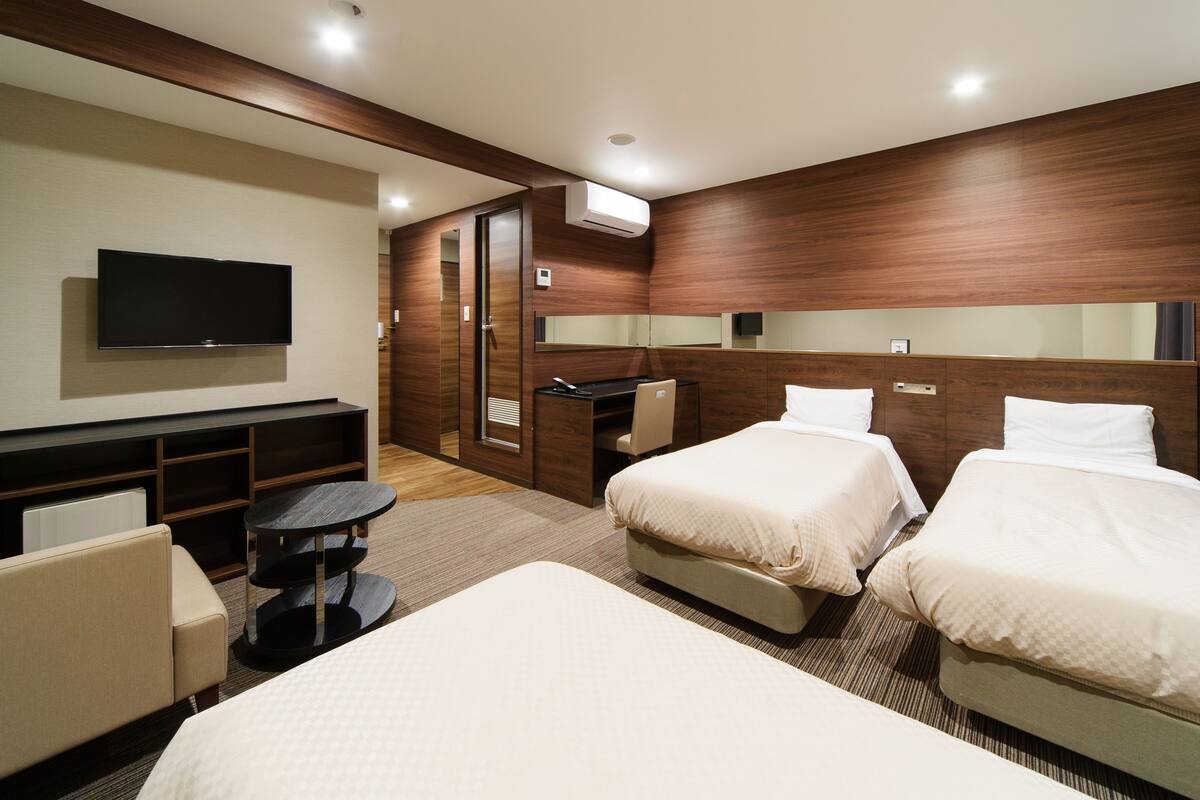 Triple Room, Non Smoking (23 Square meter) | Desk, blackout drapes, WiFi (free)