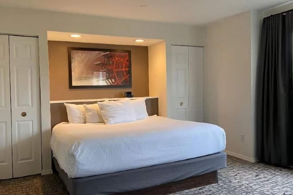 Een minibar, gratis wifi, beddengoed