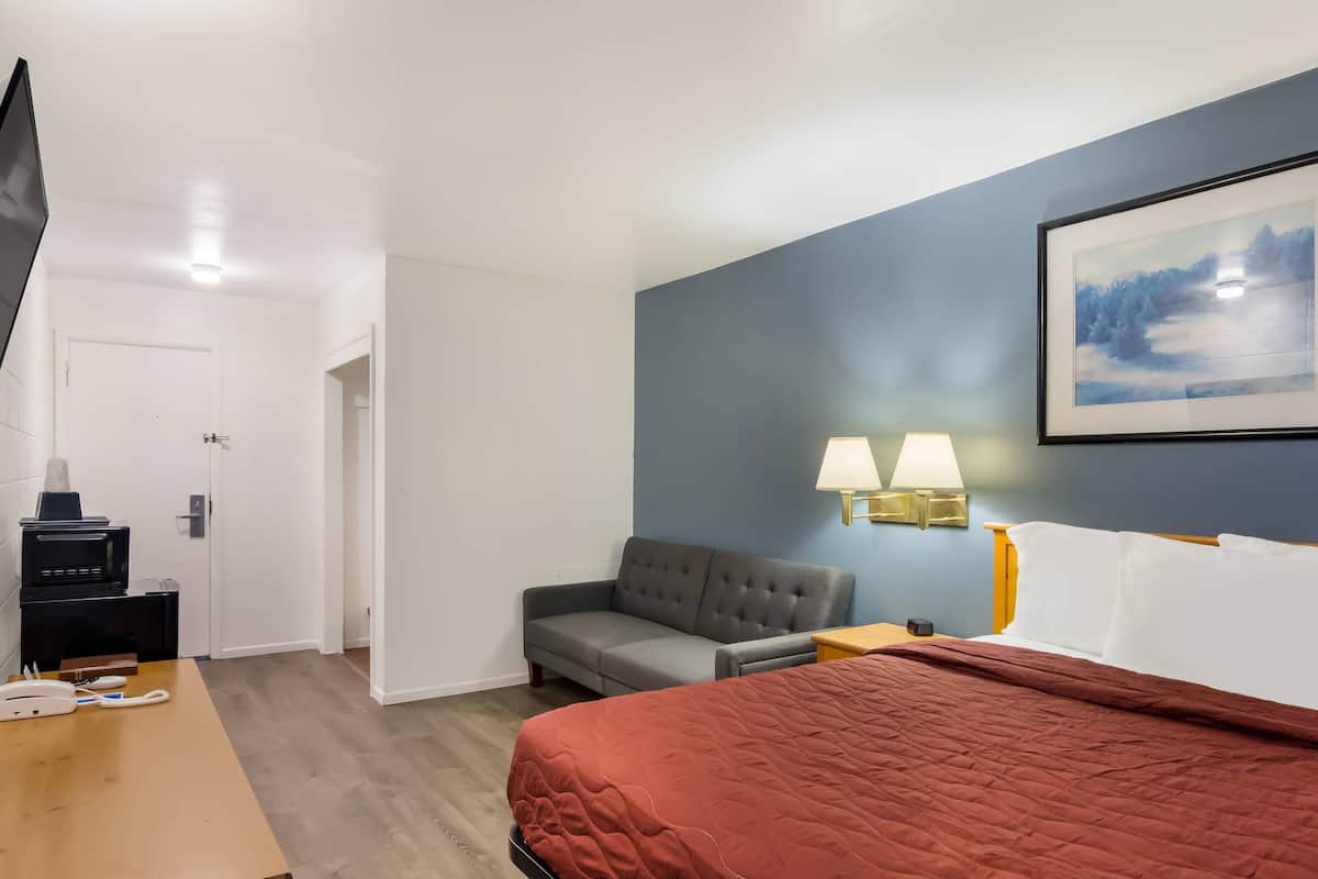 Phòng Suite, 1 giường cỡ queen, không hút thuốc (Non-Pet Friendly) | Bộ trải giường bằng vải cotton Ai Cập, bộ đồ giường cao cấp, bàn 