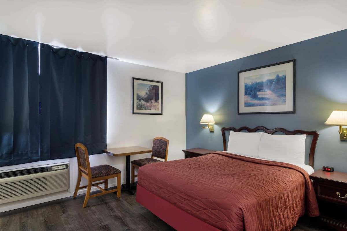 Standard Room, 1 Queen Bed, Non Smoking | Egyptian cotton sheets, premium bedding, desk, laptop workspace