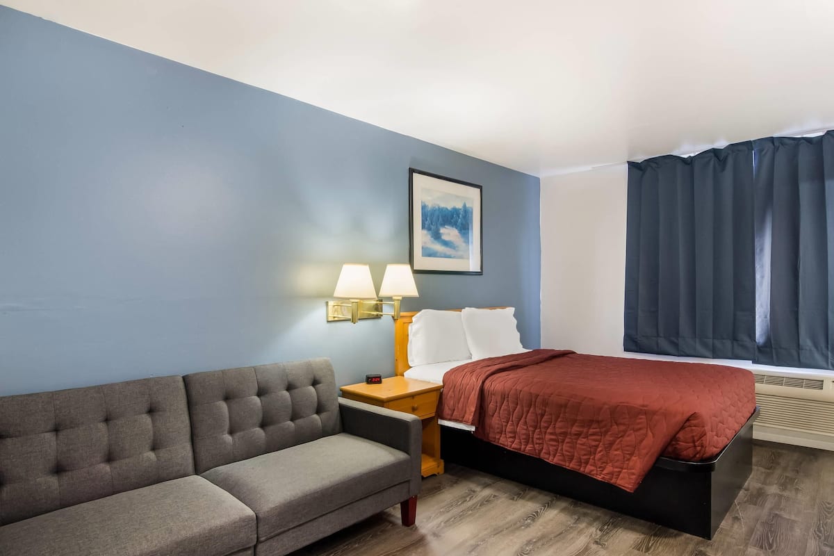 Suite, 1 Queen Bed, Non Smoking (Non-Pet Friendly) | Egyptian cotton sheets, premium bedding, desk, laptop workspace