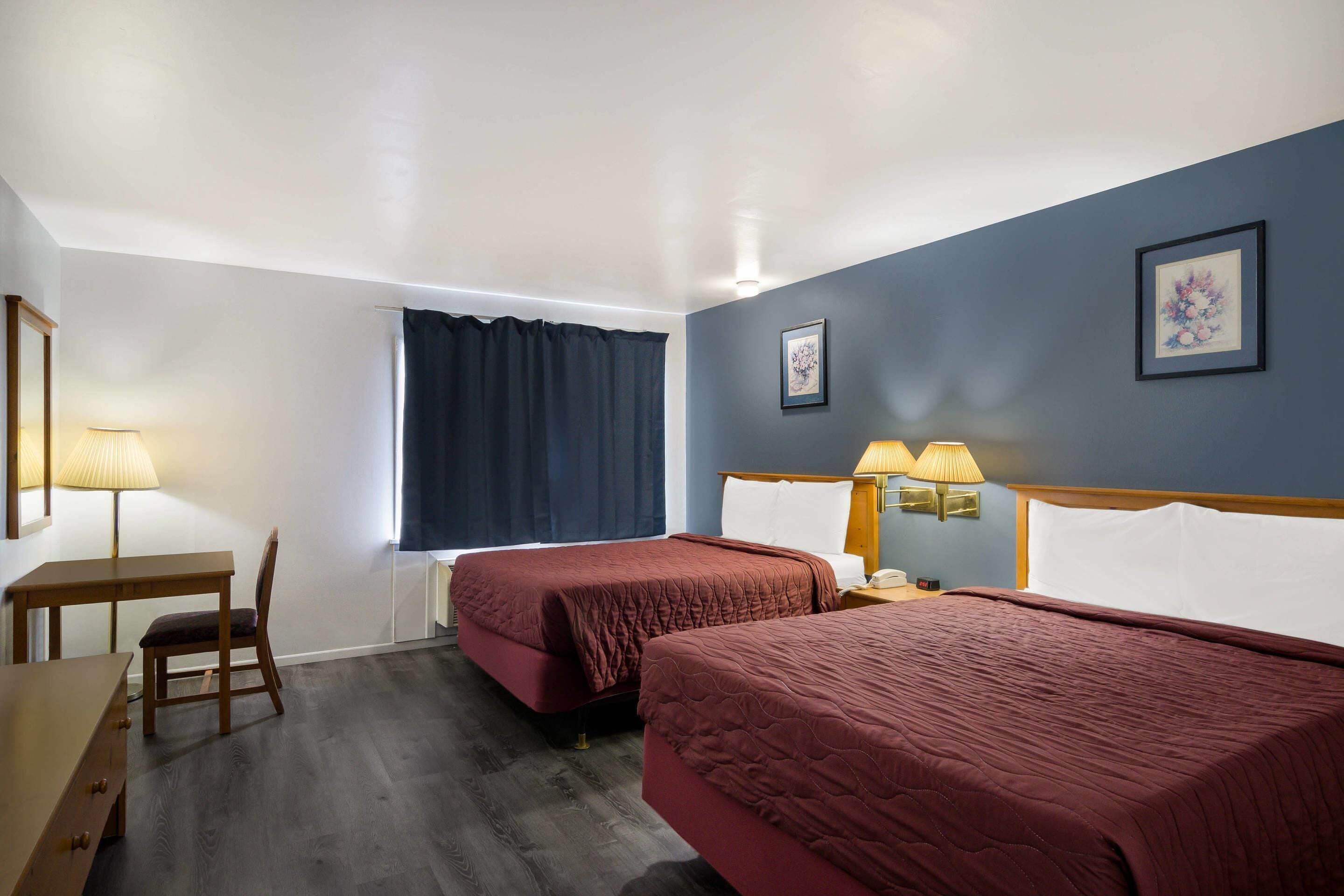 Standardrum - 2 queensize-sängar - icke-rökare | Egyptiska bomullslakan, sängtillbehör av högsta kvalitet och skrivbord