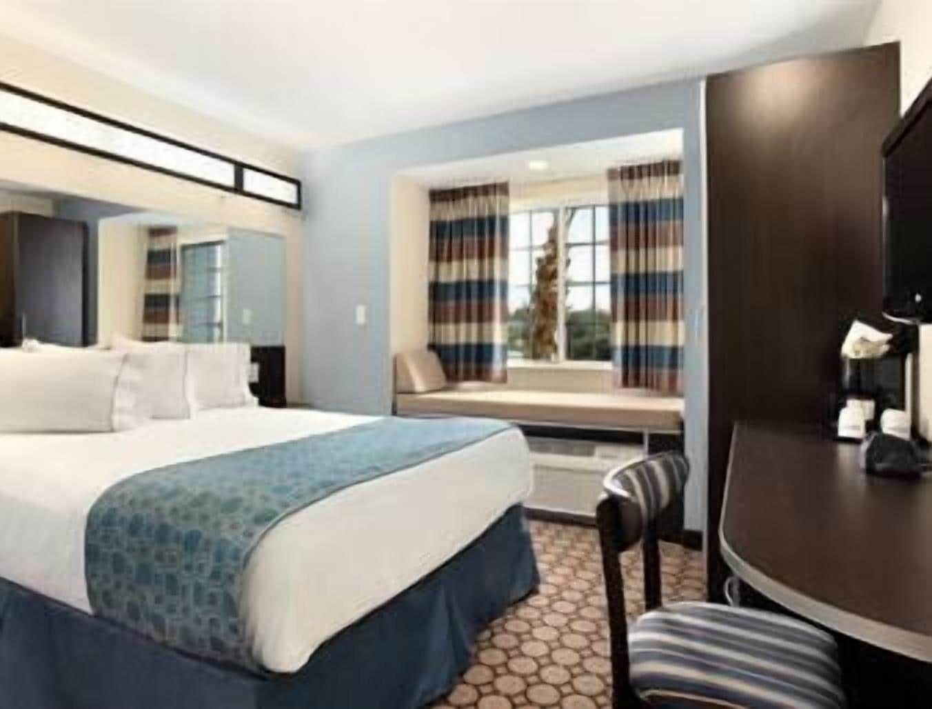 Brankas, meja kerja, setrika/meja setrika, dan tempat tidur bayi gratis