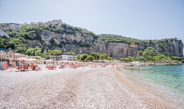 私人海灘、沙灘巾、間海灘酒吧