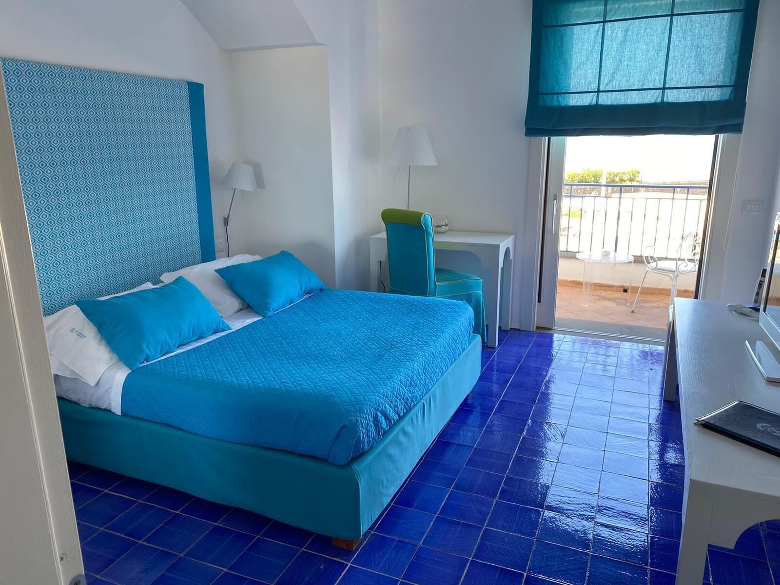 Suíte júnior, 1 quarto, sacada, vista para o mar | Sala de estar | TV LCD, filmes pagos