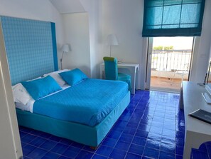 小型套房, 1 间卧室, 阳台, 海景 | 客厅 | 液晶电视、收费电影