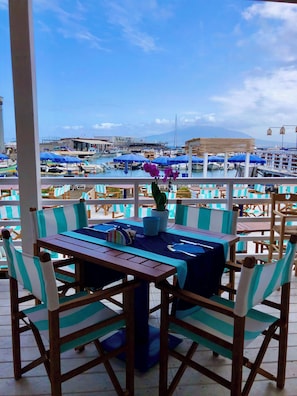 供應午餐及晚餐