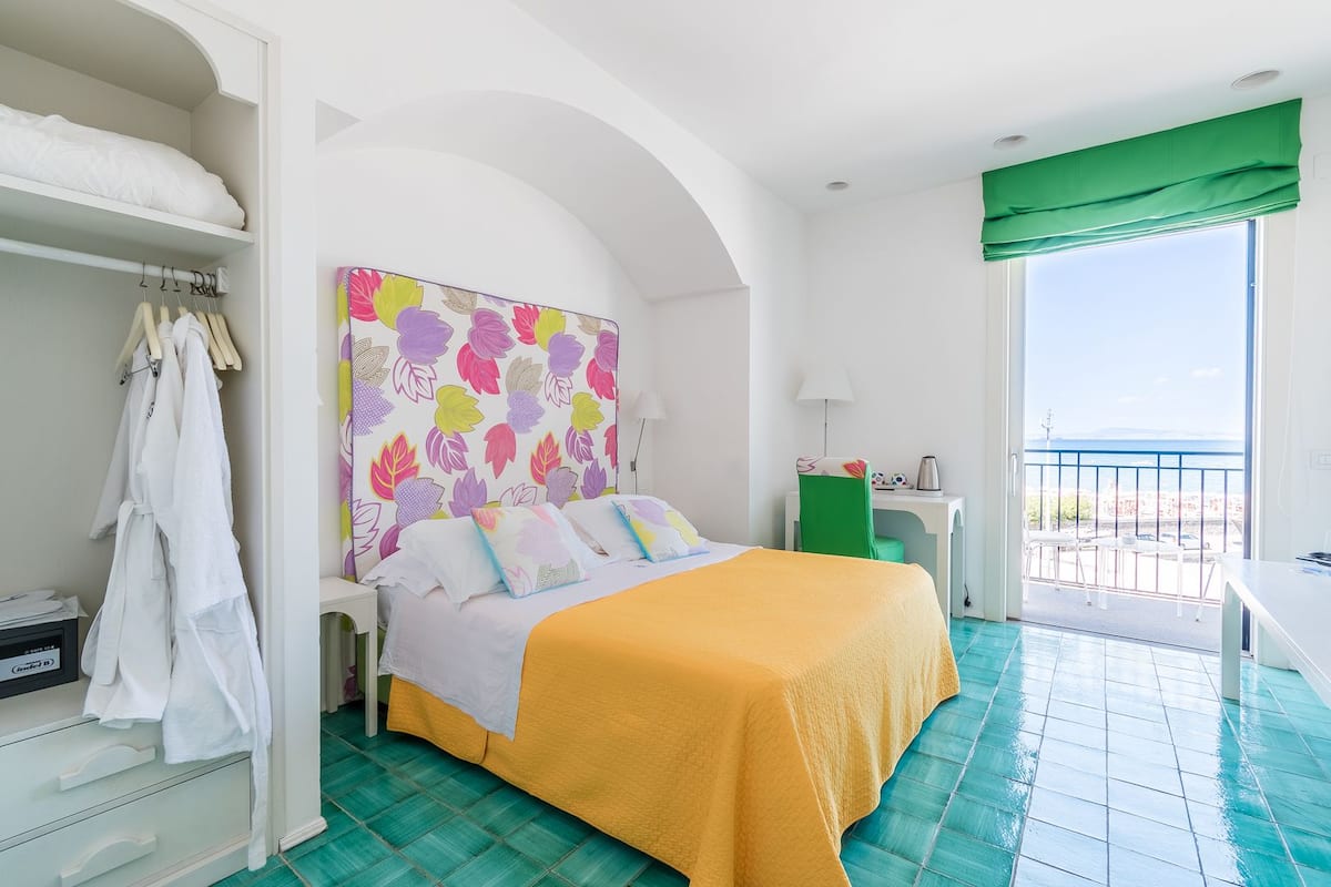 Sábanas italianas Frette, ropa de cama de alta calidad y minibar 