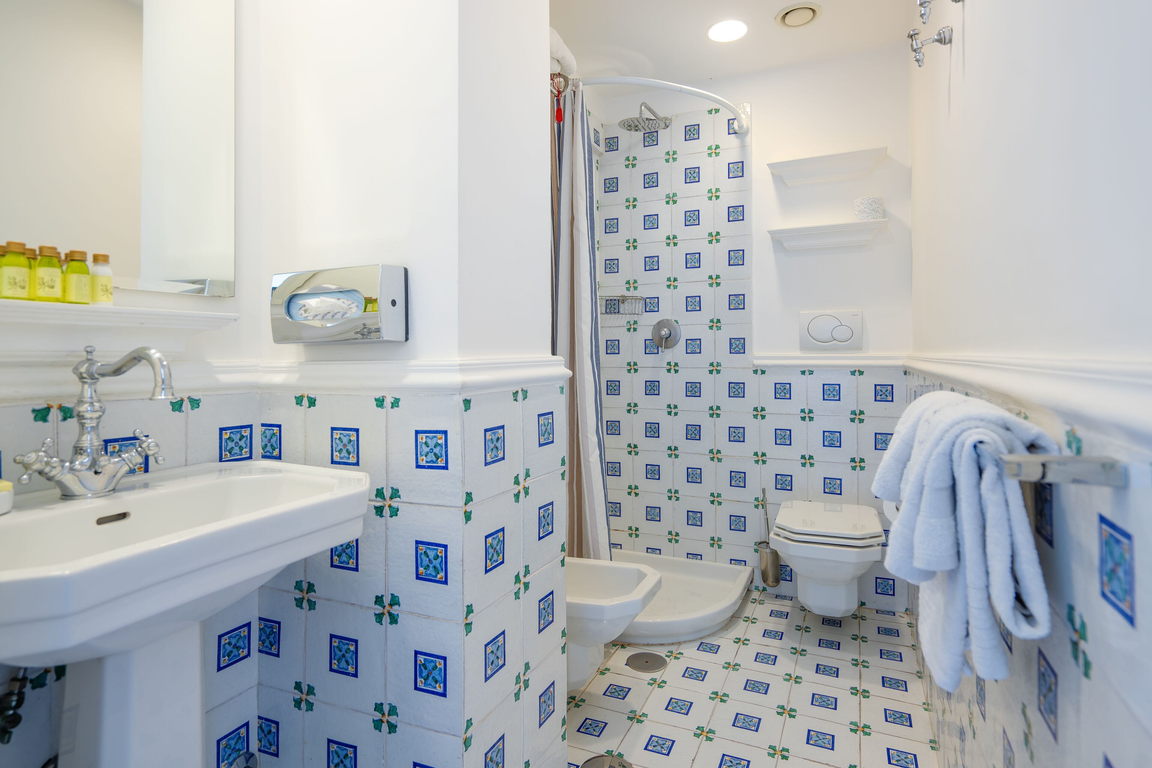 standard double room, 1 double bed, sea view | bathroom | free toiletries, hair dryer, bathrobes, slippers