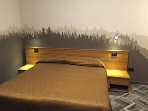 客房内保险箱、办公桌、熨斗/熨板、免费 WiFi