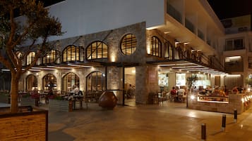 3 restaurants, breakfast, lunch, dinner served; international cuisine