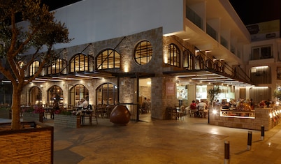  Melpo Antia Hotel & Suites