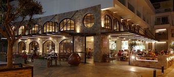 Melpo Antia Hotel & Suites