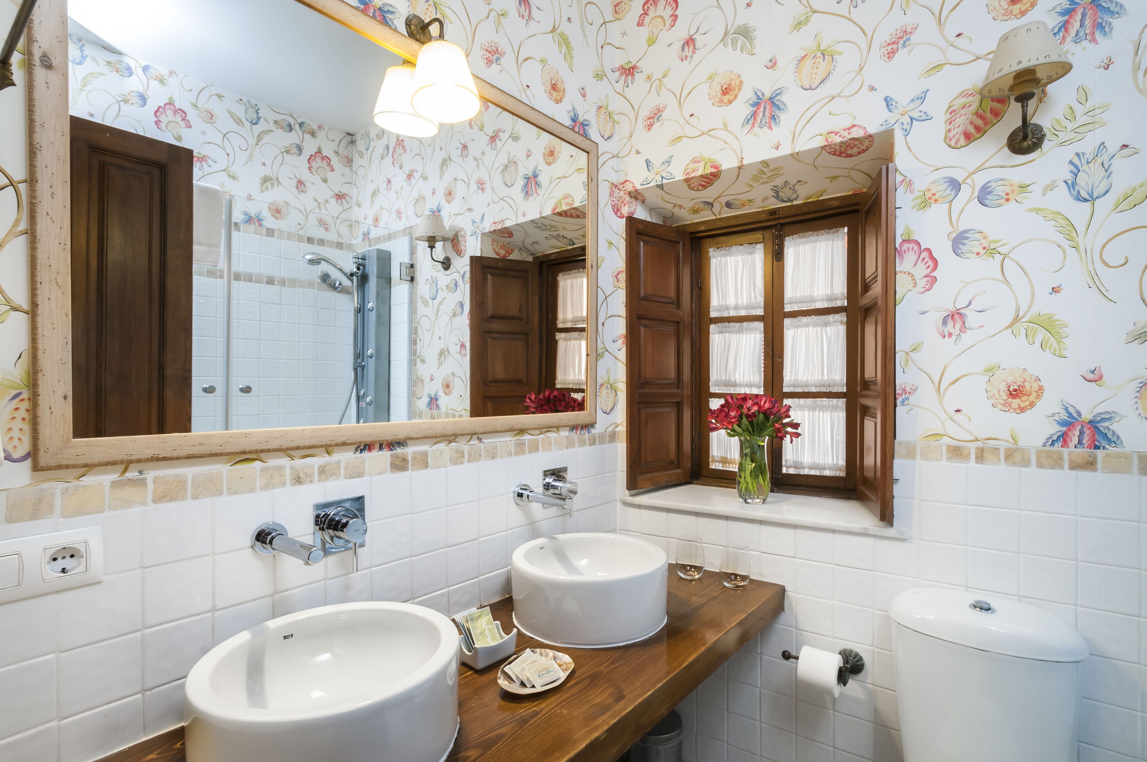 standard double room | bathroom | free toiletries, hair dryer, bathrobes, slippers