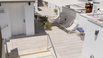 Un espace piscine aménagé sur le toit, offrant une vue dégagée sur une tour en arrière-plan.