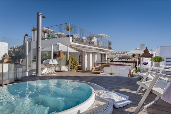 Una piscina al aire libre, tumbonas