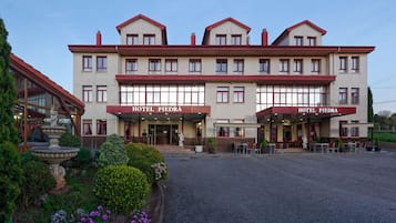 Experience the classic charm of Hotel Piedra, featuring a beautifully landscaped garden and outdoor seating areas.