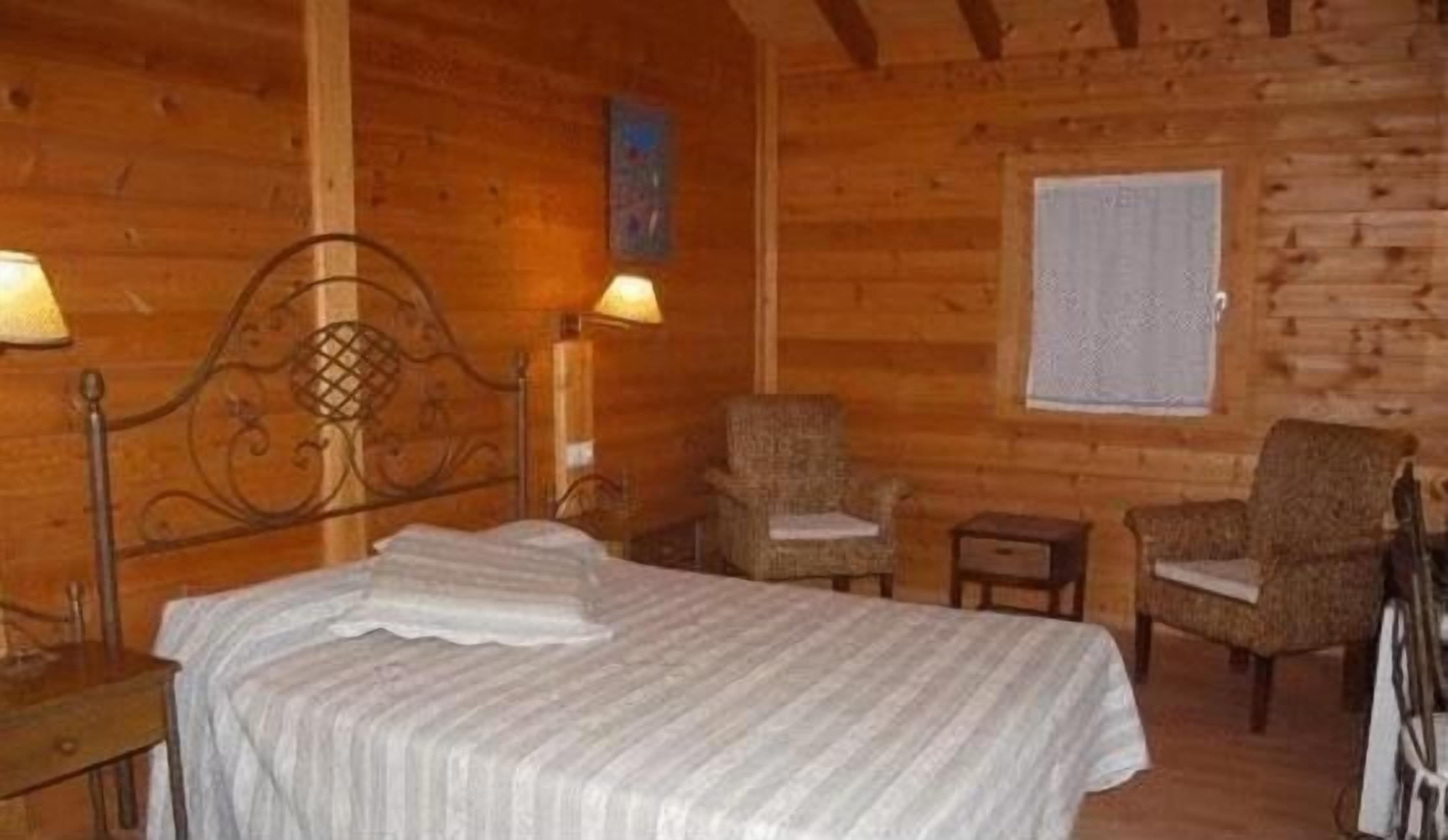 in-room safe, iron/ironing board