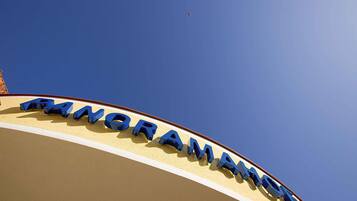 A building with the sign "RAMORAMOR" in blue letters.