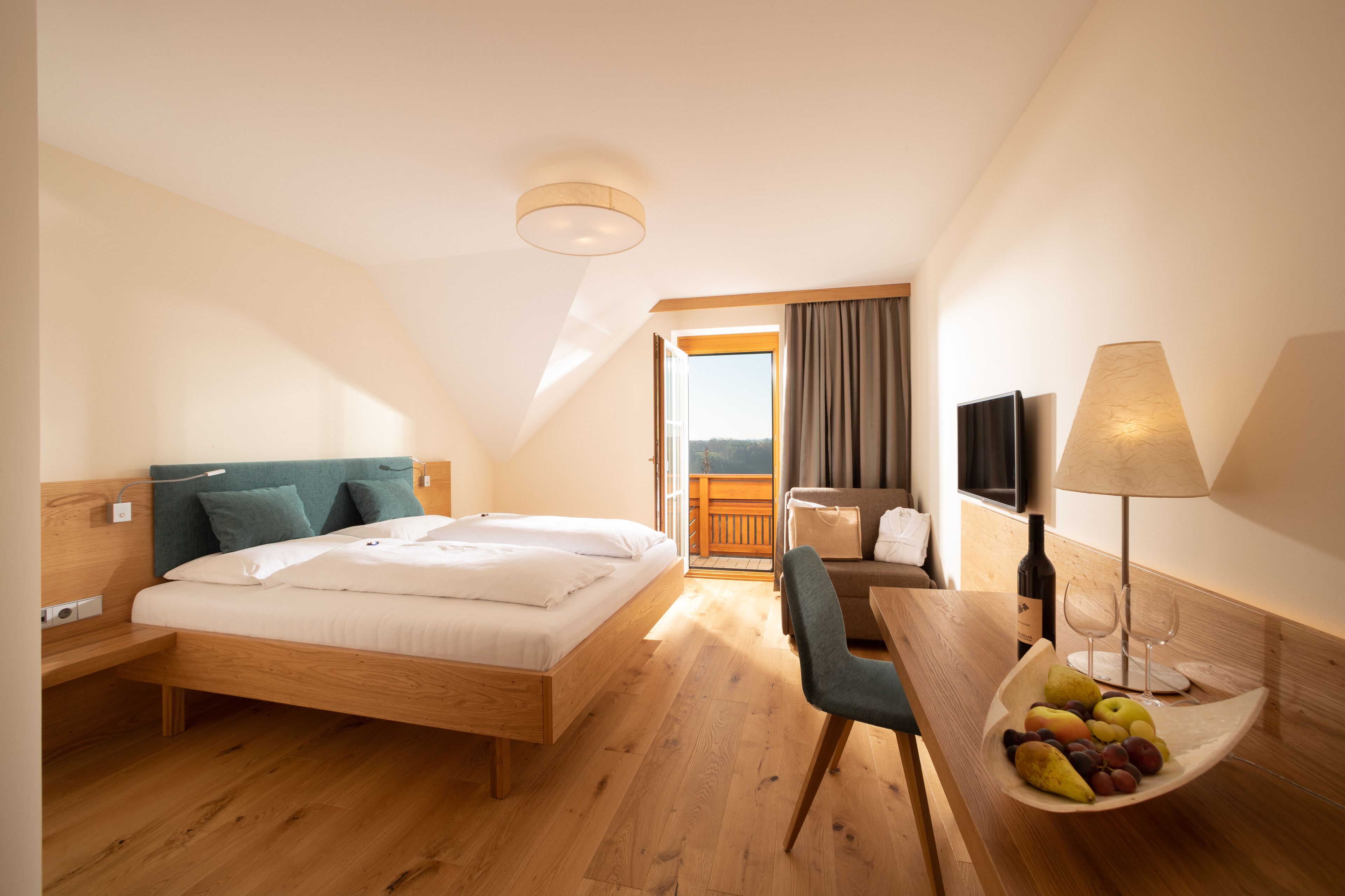 Televisión de pantalla plana, tenis de mesa y libros 