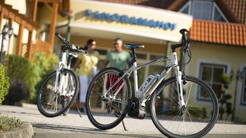 A bicycle parked in front of a building with a sign that reads "PANORAMAHOF".