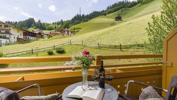 Comfort-Doppelzimmer, Balkon, Bergblick (Sonnenstrahl) | Terrasse/Patio