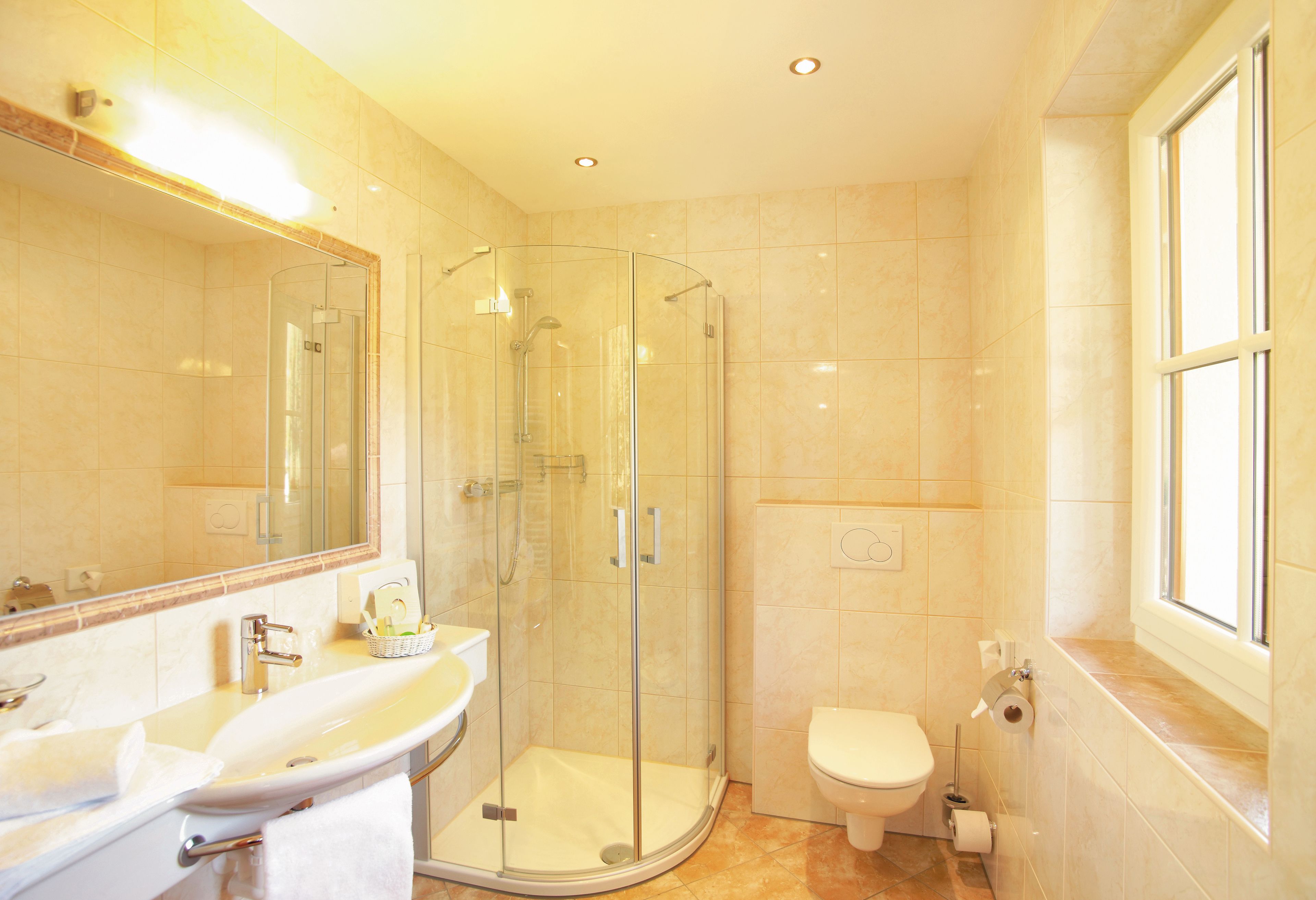 comfort double room, balcony, mountain view (sonnenstrahl) | bathroom | shower, free toiletries, hair dryer, bathrobes