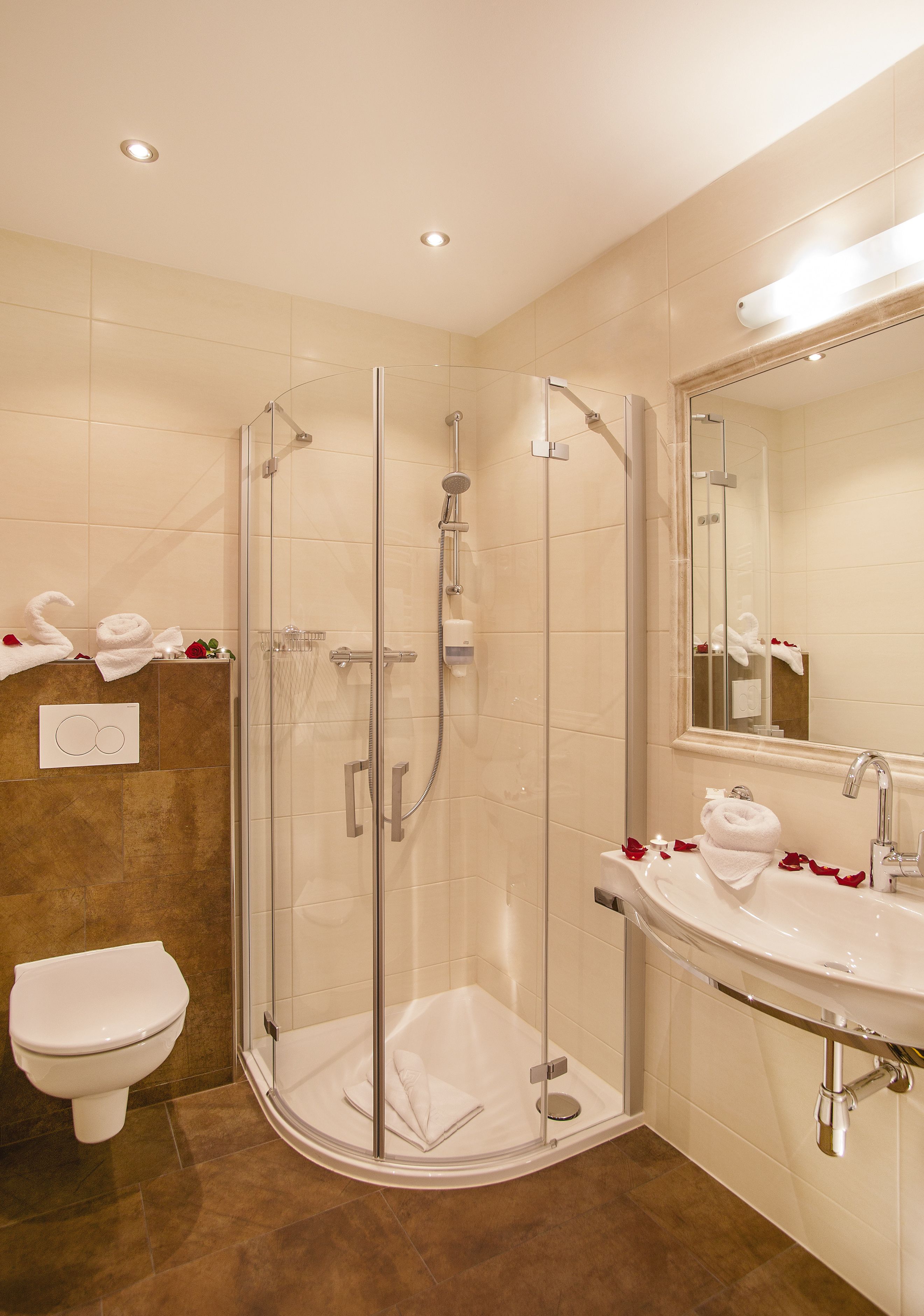 classic double room, balcony, mountain view (vogelsang) | bathroom | shower, free toiletries, hair dryer, bathrobes