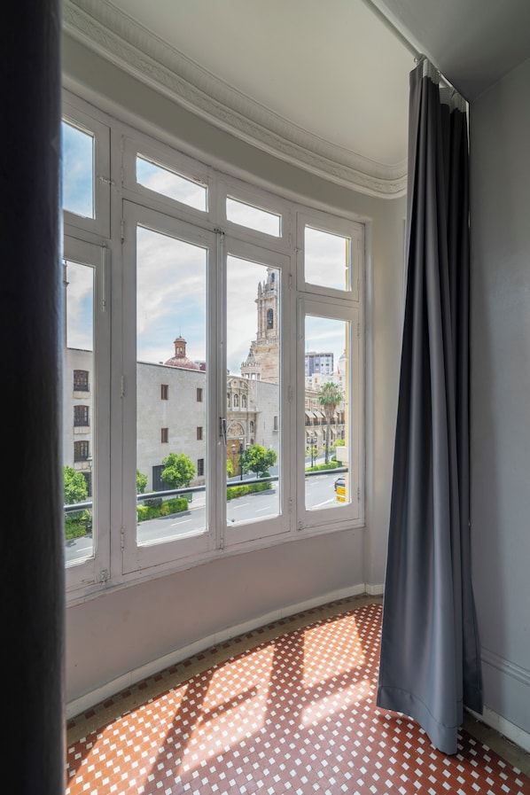 Colchones con pillow-top y caja de seguridad en la habitación