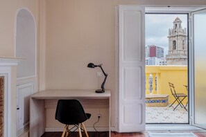 Superior Double Room | Pillowtop beds, in-room safe, free WiFi, bed sheets - Purple Nest Hostel (Valencia)