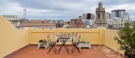 Habitación doble superior, baño compartido | Colchones con acolchado adicional, caja fuerte, wifi gratis