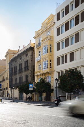 Front of property - Purple Nest Hostel (Valencia)