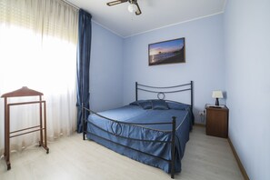 Habitación doble | 1 dormitorio, minibar, escritorio y tabla de planchar con plancha