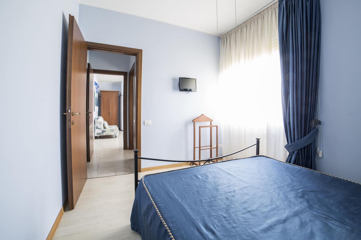 Double Room | 1 bedroom, minibar, desk, iron/ironing board