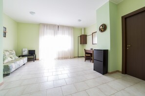 Habitación cuádruple | Zona de estar | Una televisión LCD