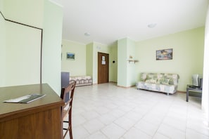 Quadruple Room | Living room