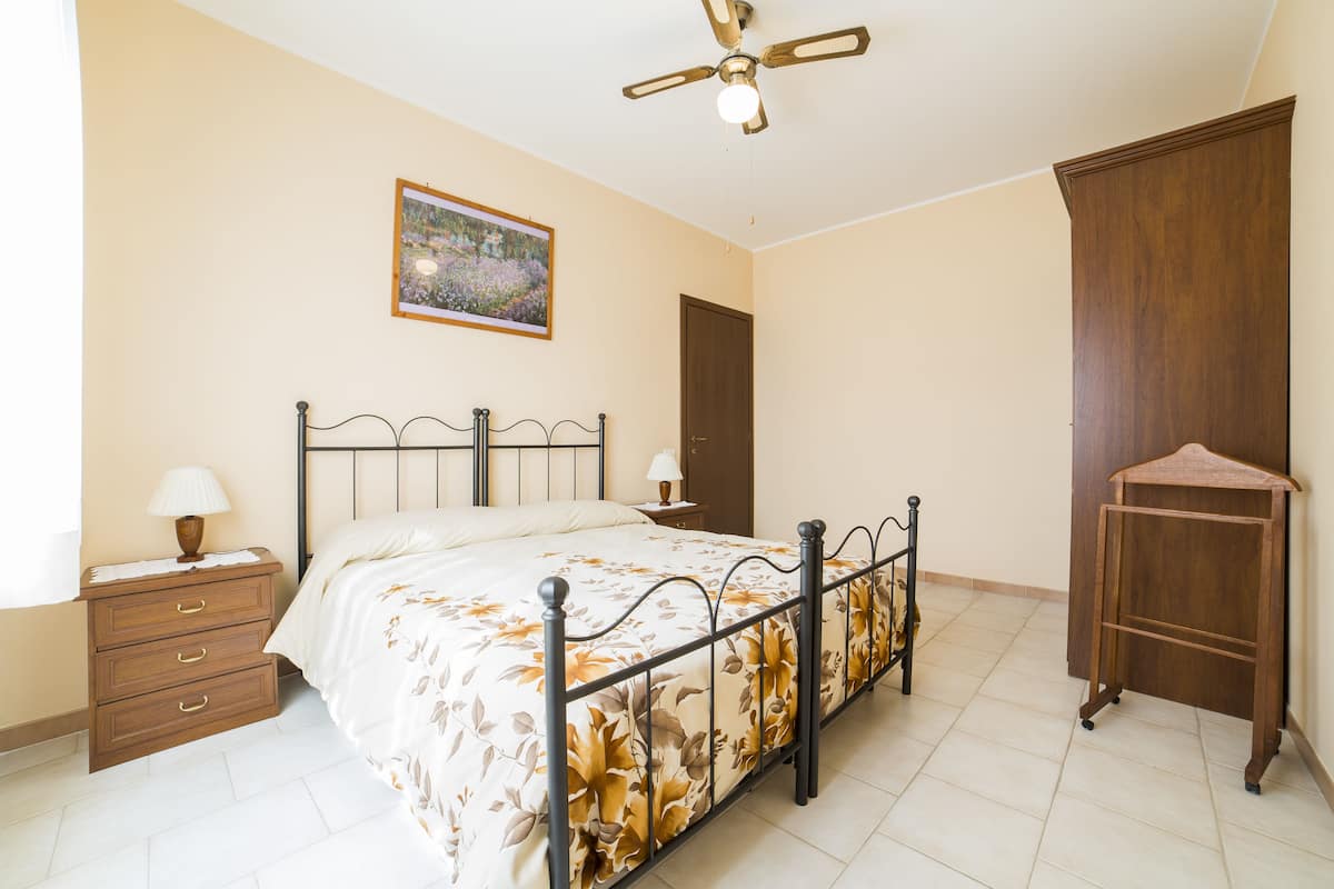 1 bedroom, minibar, desk, iron/ironing board