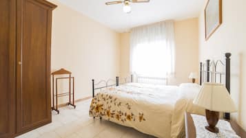 1 bedroom, minibar, desk, iron/ironing board
