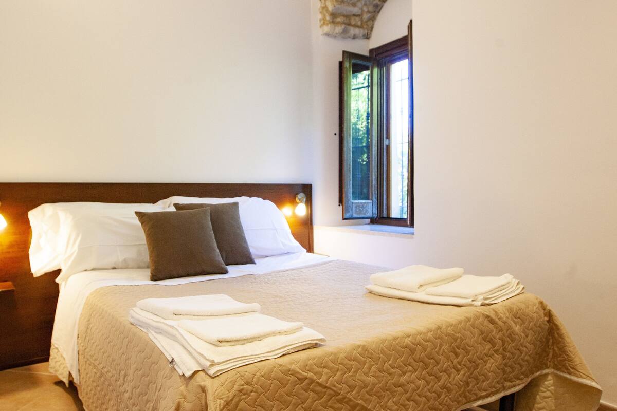 standard double room | down duvets, select comfort beds, minibar, desk