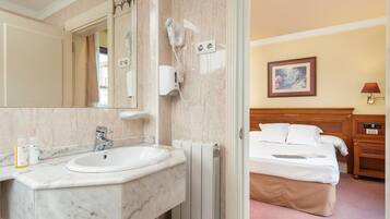 Combinació de dutxa i banyera, assecador de cabells i tovalloles