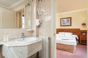 Combined shower/tub, hair dryer, towels