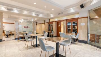 Esmorzar diari d'estil bufet (7 EUR per persona)